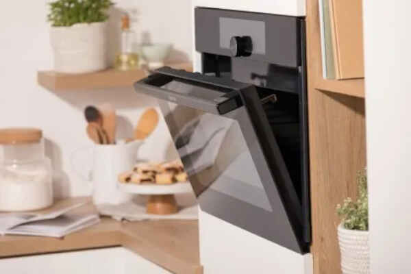 Kompaktowy piekarnik z mikrofalą Gorenje BCM4058B